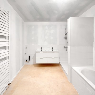De badkamer is uitgerust met handdoekverwarmer, dubbele wastafel, douche en ligbad.