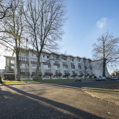 Een van de gebouwen van architect Renaat Braem in de zuidrand van de Arenawijk in Deurne-Zuid 