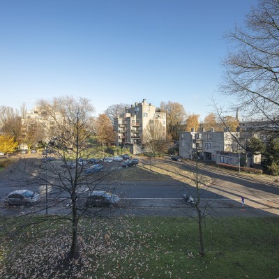 Zicht op een parking en de vrijstaande torentjes in de Arenawijk in Deurne-Zuid