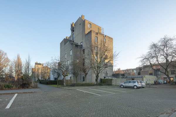 Een van de vrijstaande torentjes in de noordrand van de Arenawijk in Deurne-Zuid 
