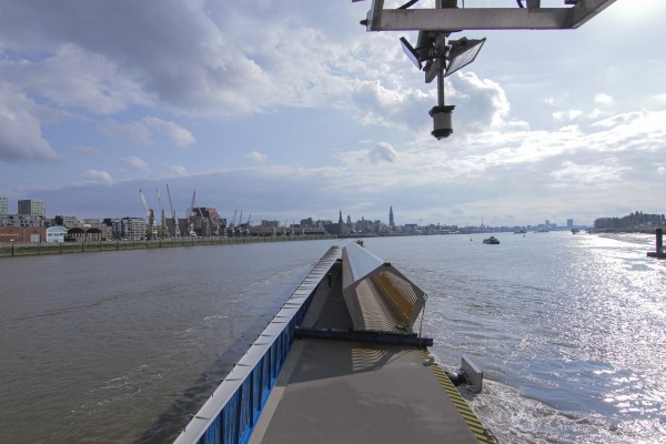 Een ponton met daarop een toegangsbrug onderweg over de Schelde richting het Steenplein