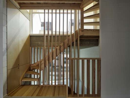 Open trappenstructuur zorgt ervoor dat alle ruimtes met elkaar in verbinding staan