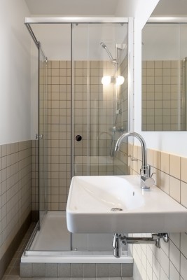 Badkamer met toilet, wastafel en douche in de Fierensblokken. © Bart Gosselin