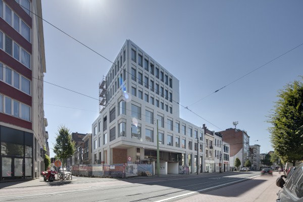 Het nieuwe gebouw op de hoek van de Turnhoutsebaan en de Zegelstraat in werf © AG VESPA - Bart Gosselin