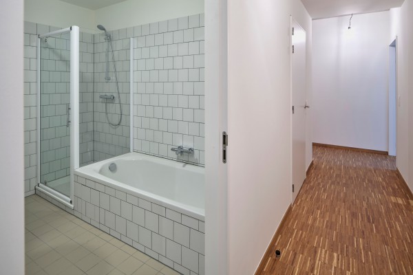 Badkamer met ligbad en douche © AG VESPA - Sepp Van Dun