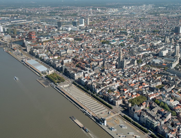 Luchtfoto van het centraal deel van de Scheldekaaien 