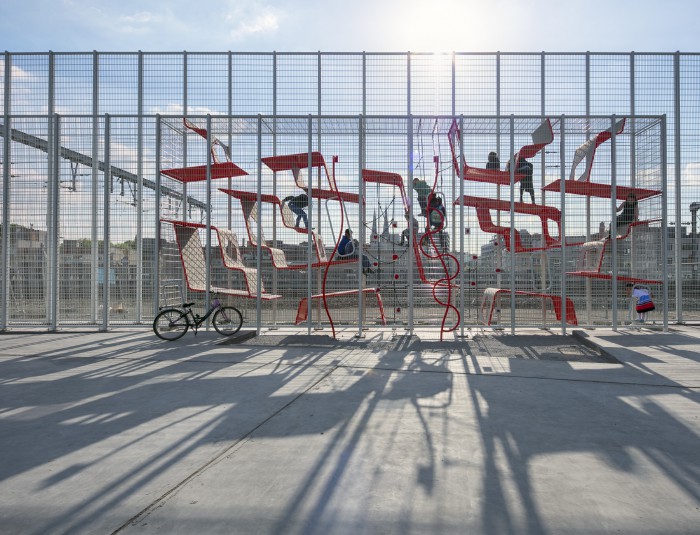 Verticale speelwand op de spoorwegbrug in de Kievitwijk © AG VESPA - Bart Gosselin