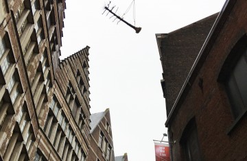 Een kraan verplaatst de lindebomen over de omliggende gebouwen © AG VESPA