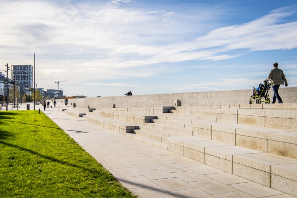 De heraangelegde Scheldekaaien in het deelgebied Sint-Andries en Zuid 