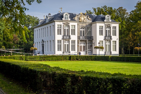 Het kasteel Sorghvliedt is een U-vormig kasteel van twee bouwlagen en een witte bepleistering en bevindt zich in een park.