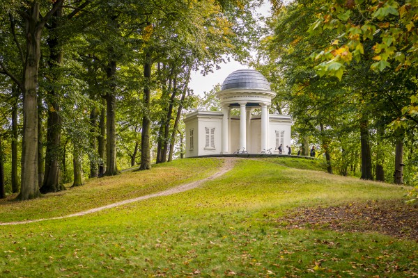 Een wandelpad leidt naar de belvedère op de heuvel in park Sorghvliedt.