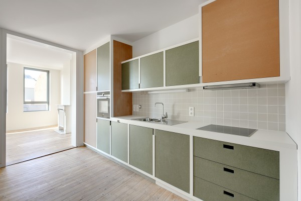 De groene keuken is volledig geïnstalleerd en voorzien van alle comfort.