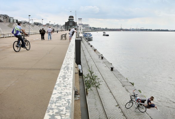 Het wandelterras naast de Schelde, richting het Zuiderterras, voor de heraanleg 