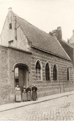 1914 - Vier vrouwen staan in de poortopening naast de kapel. © Stadsarchief Antwerpen - www.felixarchief.be