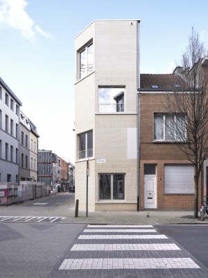 De woning bevindt zich op de hoek van de Pothoekstraat en de Lange van Bloerstraat.