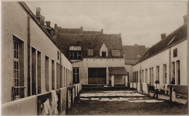 1914 - Linnen ligt te bleken op de binnenplaats van het godshuis. © Stadsarchief Antwerpen-www.felixarchief.be