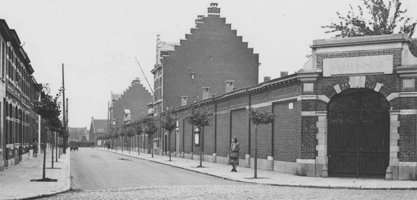 Afsluitmuur en toegangspoort van de bewaarschool in de Onderwijzersstraat ca. 1950