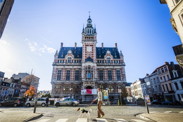 Het districtshuis is een rechthoekig gebouw in neo-Vlaamserenaissance-stijl met sierlijke schouwen en dakkapellen.