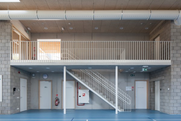 Trappen en overloop in de nieuwe turnzaal.