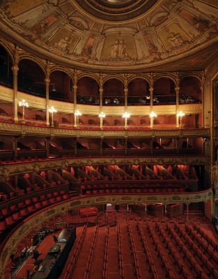 Historische theaterzaal in rode en gouden tinten