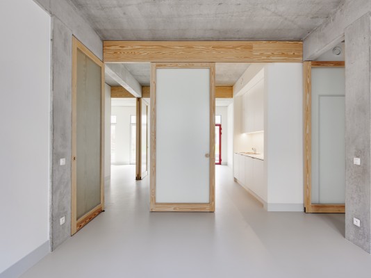 Afgewerkte keuken en leefruimte  van gelijkvloersappartement Gravinstraat 35/001 