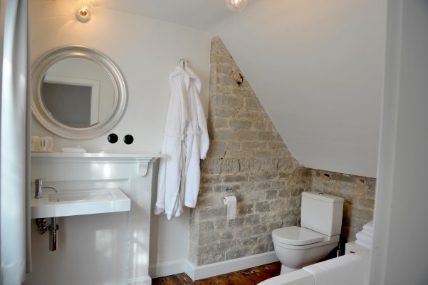 Badkamer met bad, wastafel en toilet