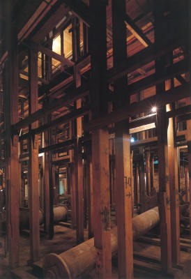 Constructie met meerdere houten balken vormen het historische ondertoneel.