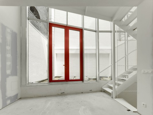 Glazen constructie achteraan met trap naar eerste verdieping