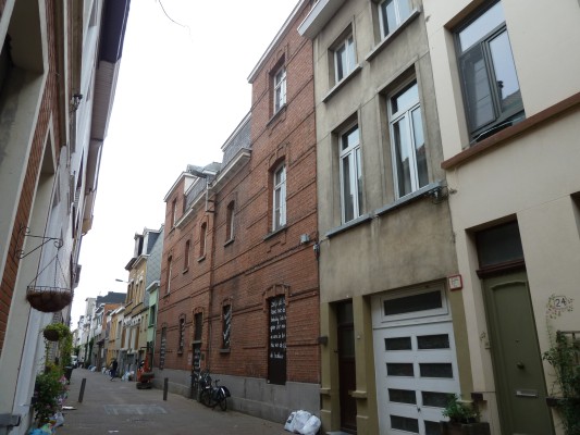 Gesloten gevel met 3 verdiepingen in rode baksteen