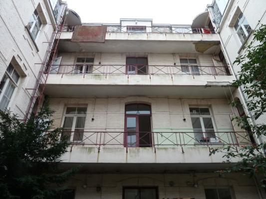 Witgeschilderde achtergevel met balkons