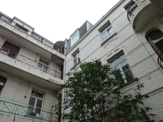 Witgeschilderde achter-en zijgevel aan binnentuin