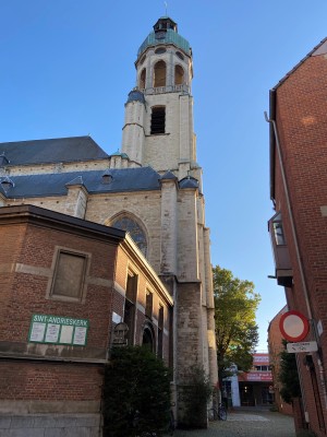 Zicht op de toren vanuit de Augustijnenstraat