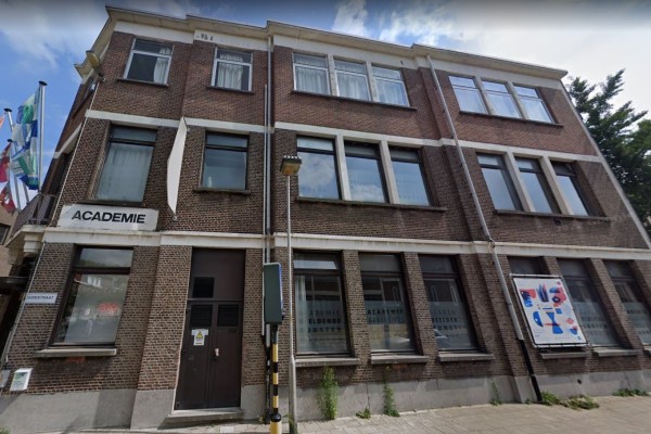 Bakstenen gevel Academie Hoboken in de Oudestraat.
