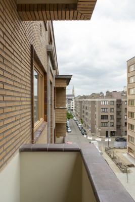 Balkon met zicht op de straat en de andere appartementen van de Fierensblokken. © Bart Gosselin