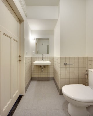Badkamer met toilet, wastafel en douche in de Fierensblokken. © Bart Gosselin