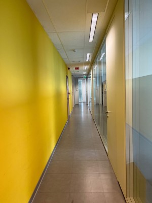 Gang kantoorgebouw met gele muur
