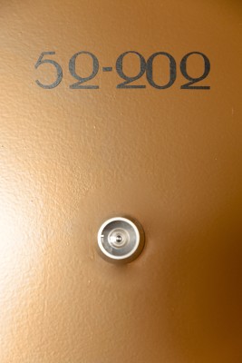 Appartementnummer op de deur van een appartement in de Fierensblokken.