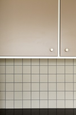 Keukenkastjes en tegels in de keuken een appartement.