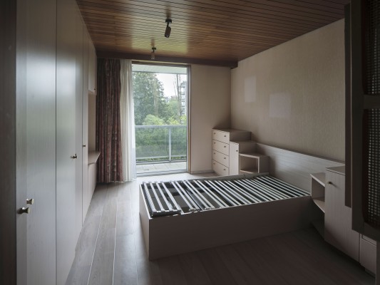 Slaapkamer met ingemaakte kastenen toegang tot terras
