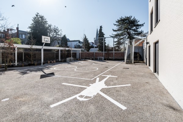 Basketbalveld op de speelplaats