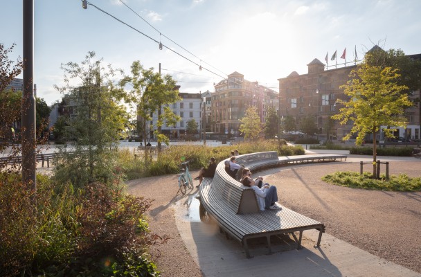 Langwerpige zitbank centraal in het Zuidpark © Isabelle Pateer