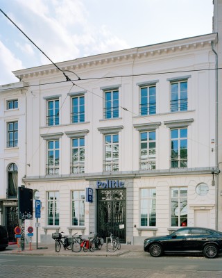 De gerestaureerde authentieke gevel aan de Lange Gasthuisstraat 24