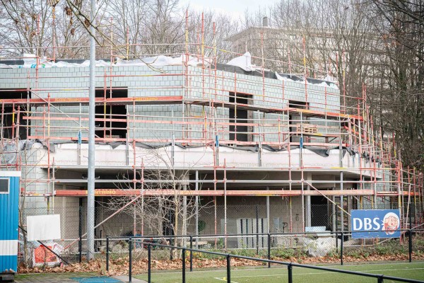 nieuw gebouw in opbouw achter stellingen