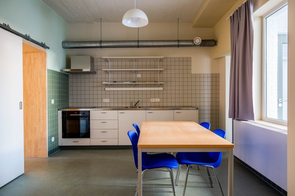 keuken met aparte tafel en schuifdeur
