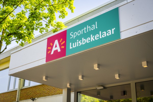 Luifel aan inkomzone met naambord Sporthal Luisbekelaar