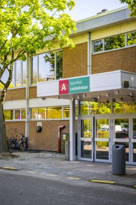 Luifel aan de inkom van de sporthal