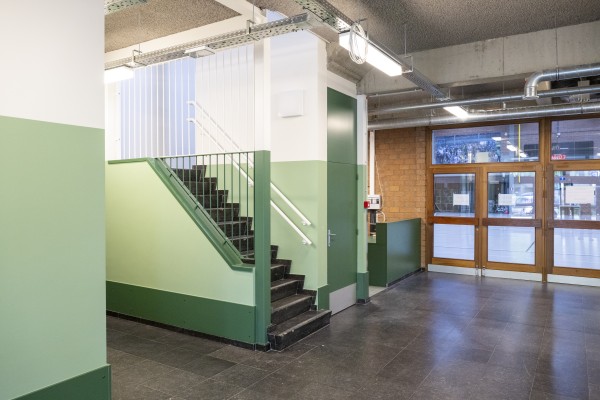 Inkomzone waarbij de muren een groene kleur hebben