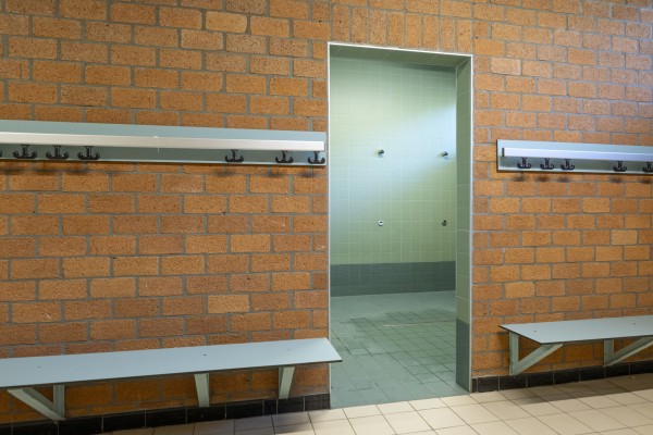 Zitbanken en kapstokken in een gezamelijke kleedkamer
