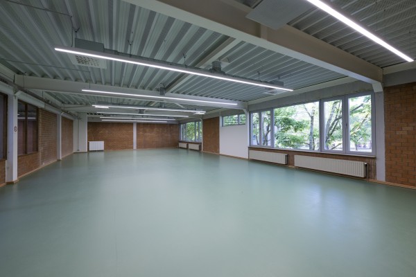 Sporthal met gladde sportvloer, meerdere ramen en ledverlichting