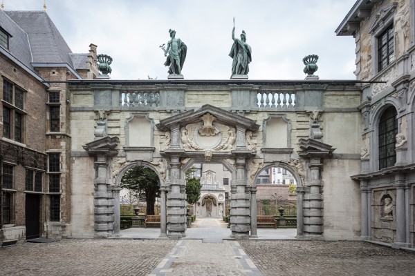 De stenen portiek en de bronzen vazen en beelden bovenaan de portiek zijn in ere hersteld. 